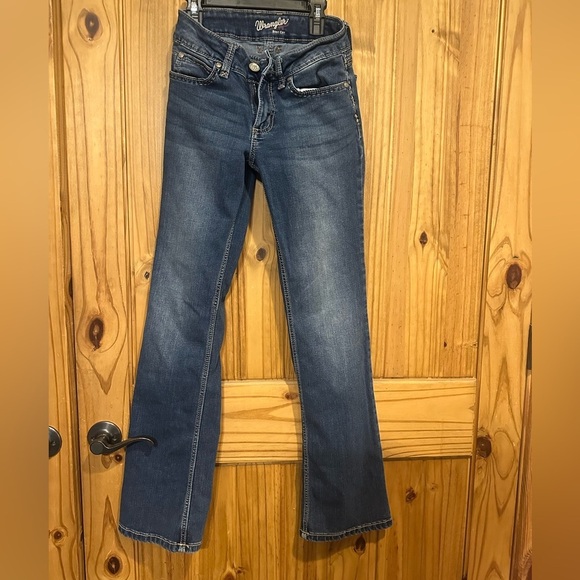 Wrangler Denim - Wrangler Women's Boot Cut Jeans in Medium Blue size 1/2x32